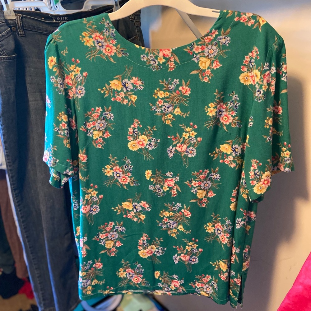 Green floral top